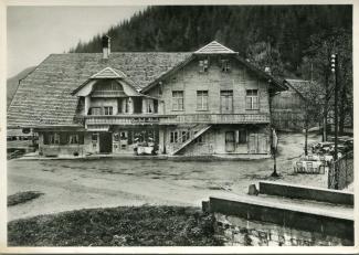 Ansichtskarte «Gasthof z. Rössli, Röthenbach i.E.»; Bes. Fam. W. Stucki Telephon Nr. 1; «Gurtenverlag» J. Schaja, Bern; abgestempelt «BASEL, 13.II.1957»; gelaufen nach Möhlin AG