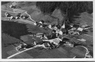 Ansichtskarte «Röthenbach i. E. Fliegeraufnahme»  Verlag Bodo Bachmann Kartenverlag, Bern 18 abgestempelt «RÖTHENBACH I. E., 22.IX.61» gelaufen nach Vordemwald bei Zofingen AG